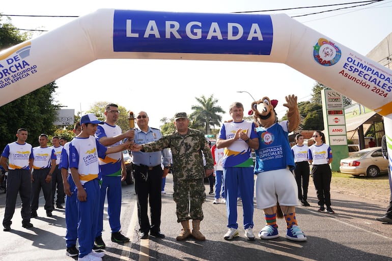 Las autoridades locales junto con la mascota de los Juegos Olímpicos hicieron un recorrido de 1000 metros.