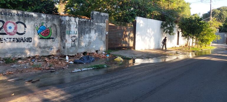 Peatones se quedaron si vereda y con el paso peatonal inundado.