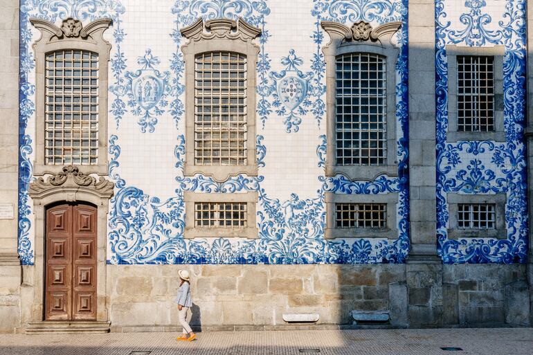 Azulejos sobre la Capilla de las Almas, Oporto, Portugal.