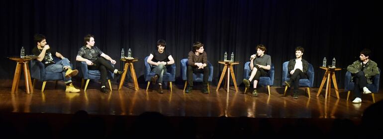 Emanuel Parga, Diego Vegezzi, Felipe Ramusio Mora, Felipe Otaño, Rafael Federman, Valentino Alonso y Fernando Contigiani García durante la charla que brindaron en el Centro Paraguayo Japonés.