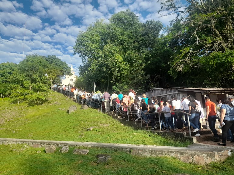 Esta imagen se repite cada domingo de ramos: cientos de fieles suben el cerro para participar de la bendición de palmas en Fuerte Olimpo.