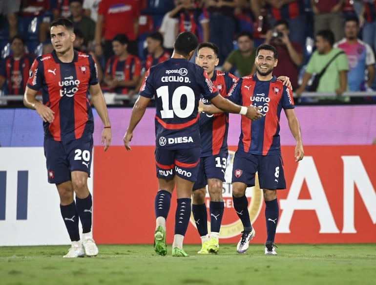 Federico Carrizo (i), jugador de Cerro Porteño, festeja un gol en el partido frente a Melgar por la ida de la Fase 3 de la Copa Libertadores 2025 en el estadio La Nueva Olla, en Asunción, Paraguay.