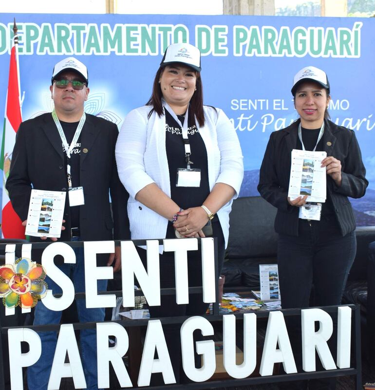 Durante el festival internacional la Secretaria de Turismo de la Gobernación de Paraguarí, Karina Flores (centro), estuvo promocionando Paraguarí con destino turístico.