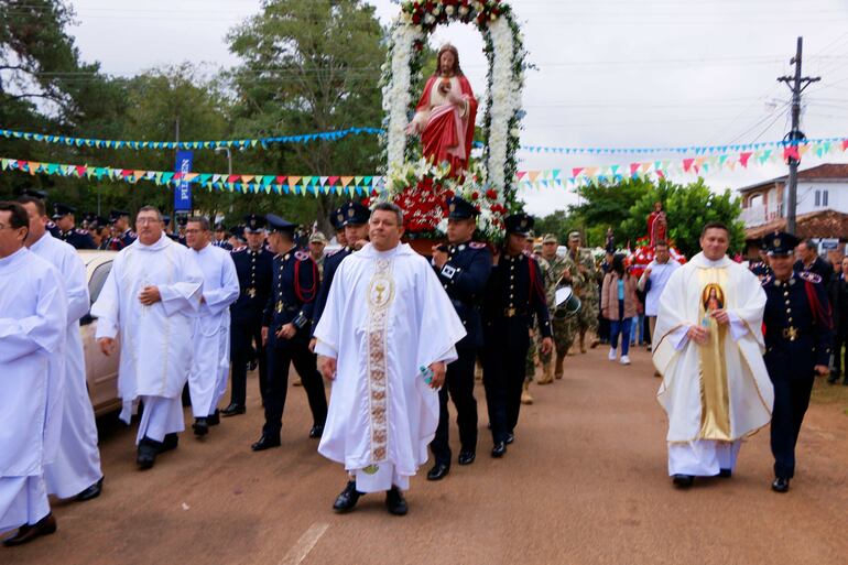 Procesión de la imagen del Sagrado Corazón de Jesús en Mauricio J. Troche.