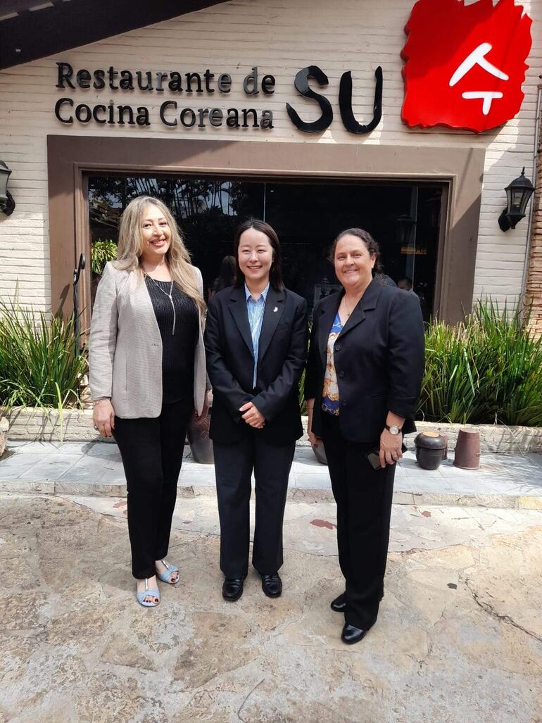 Lourdes Gamarra, tesorera de APABECO; Hyeyoung Shin, Liliana Macoritto, presidenta de APABECO.