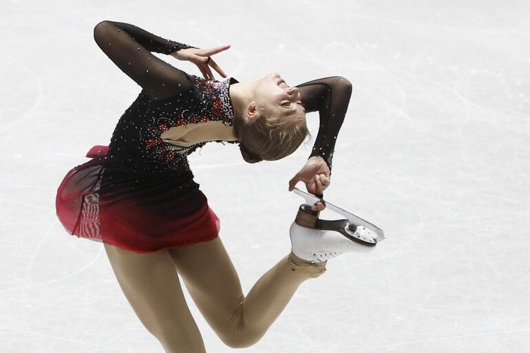 Espectáculos en Japón: Olga Mikutina de Austria actúa durante el evento del Programa Corto Femenino del Gran Premio ISU de Patinaje Artístico en Tokio, Japón. 