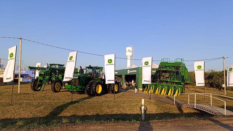 Automaq montó este espacio especial para sus clientes en Expo Pioneros, que se realiza en Loma Plata.