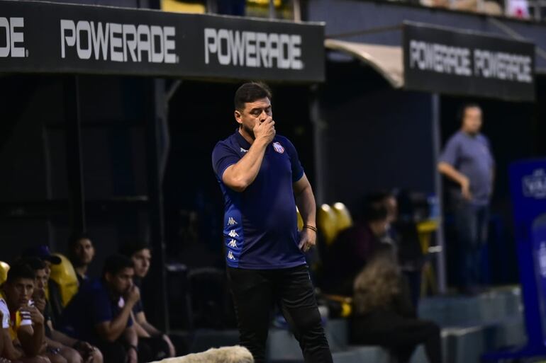 Troadio Duarte, técnico de General Caballero de Juan León Mallorquín, en el partido contra Resistencia por la primera fecha del torneo Clausura 2023 del fútbol paraguayo en el estadio Rogelio Livieres, en Asunción.