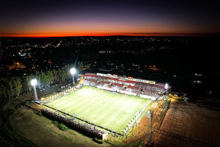 Lumínica inaugurada en el estadio municipal de Carapeguá. (gentileza).