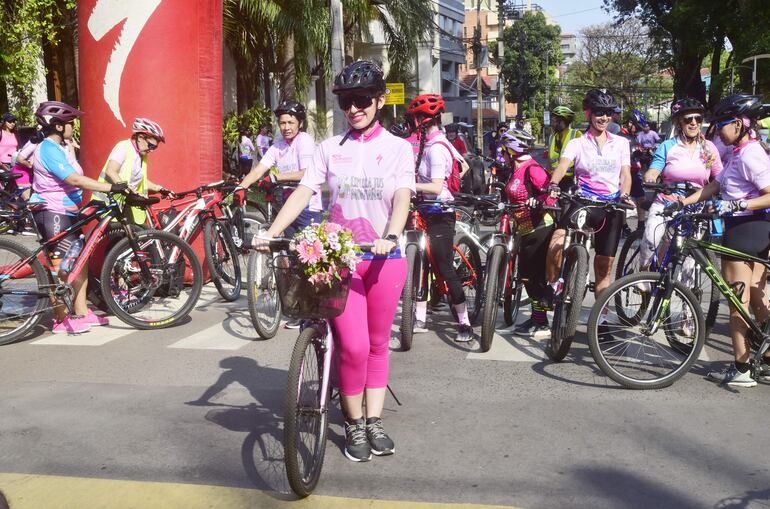 Atuendos rosa, globos y flores fueron parte del evento en homenaje a las mujeres ciclistas. 