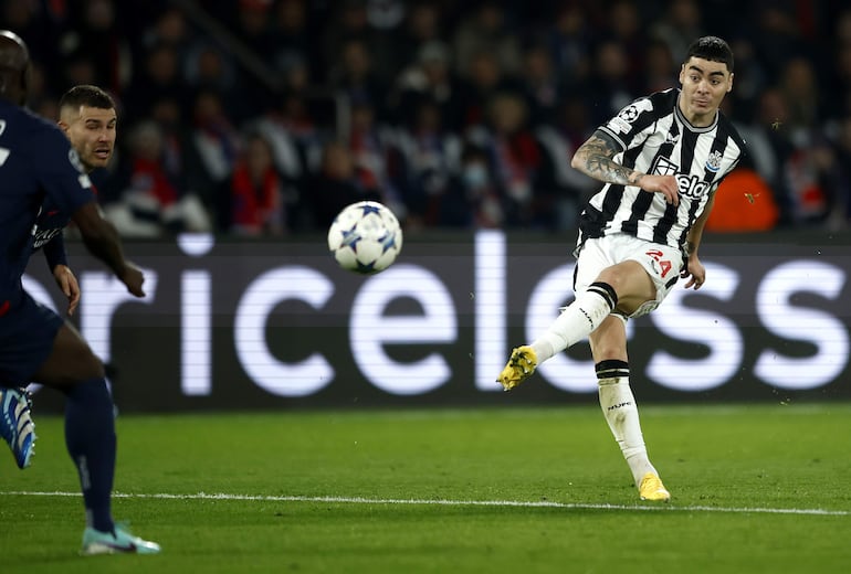 Miguel Almirón de Newcastle intenta un tiro a portería durante el partido del grupo F de la Liga de Campeones de la UEFA entre el Paris Saint-Germain y el Newcastle United en París, Francia, el 28 de noviembre de 2023.