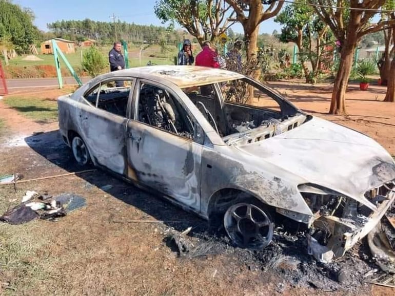 El automóvil de Romualdo Bóveda, presidente de la Junta Municipal de Tava´i, quedó totalmente destruido.