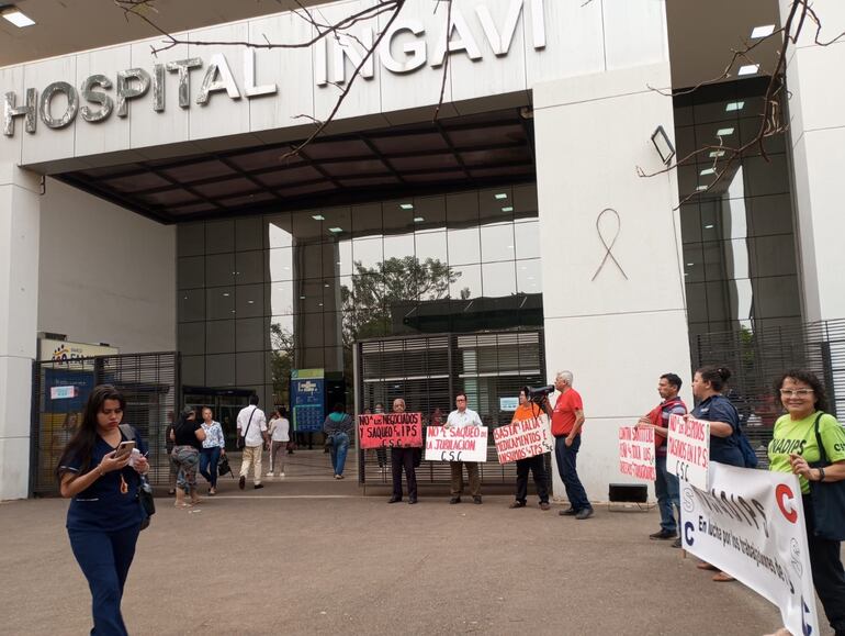 La semana pasada, un grupo de trabajadores acudió hasta el Hospital Ingavi del IPS para denunciar carencias en el seguro social. 