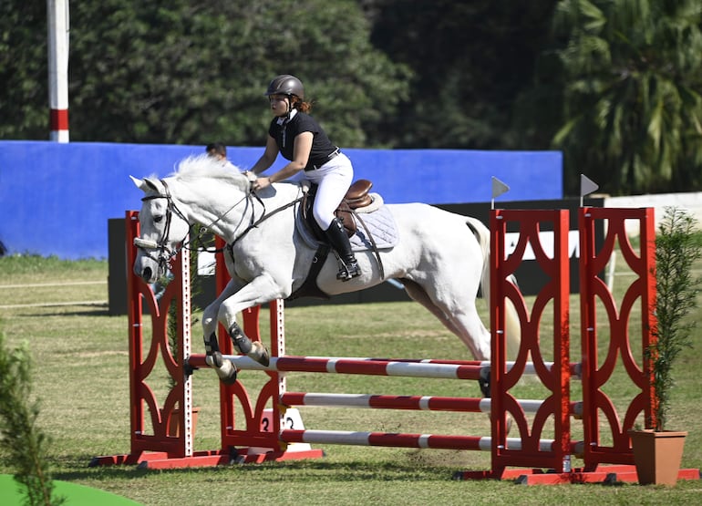 Luana Valente de la anfitriona Horse King Equitación, con Herodes, en el césped de Acá Carayá.