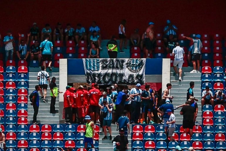 La hinchada de Racing ya se instala en La Nueva Olla.