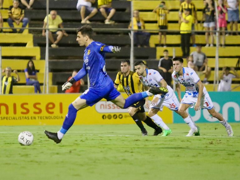 El argentino Gaspar Servio, arquero de Guaraní, patea un penal en el partido frente a Nacional por la fecha 15 del torneo Apertura 2024 del fútbol paraguayo en el estadio Rogelio Livieres, en Asunción.