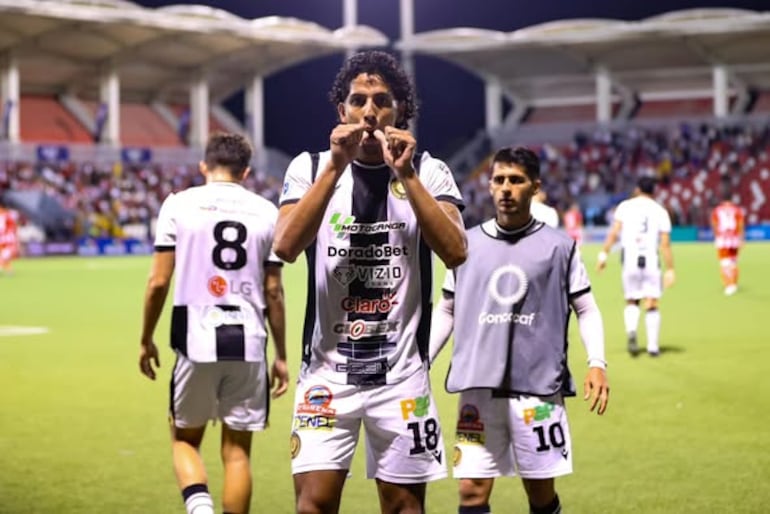 El paraguayo Renzo Carballo, futbolista de Diriangén FC, celebra un gol en el partido frente a Real Estelí por la primera final del torneo Apertura 2024-2025 de la Liga Nacional de Nicaragua en el estadio Independencia, en Estelí, Nicaragua.