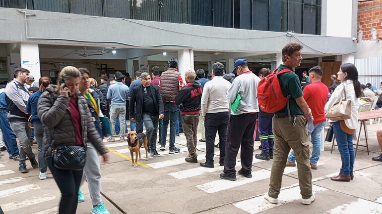 Una larga fila seguía hoy luego del mediodía en la sede de la Dirección de Tránsito de la Municipalidad de Fernando de la Mora.