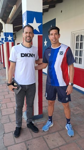 Víctor "Topo" Cáceres (derecha) y Pablo Velázquez, figuras del fútbol al servicio de Presidente Hayes.