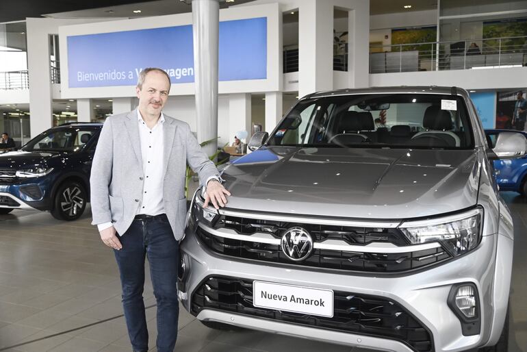 Hendrik Muth, vicepresidente de Ventas y Marketing de Volkswagen para Sudamérica, junto a la nueva Amarok en el showroom de Diesa.