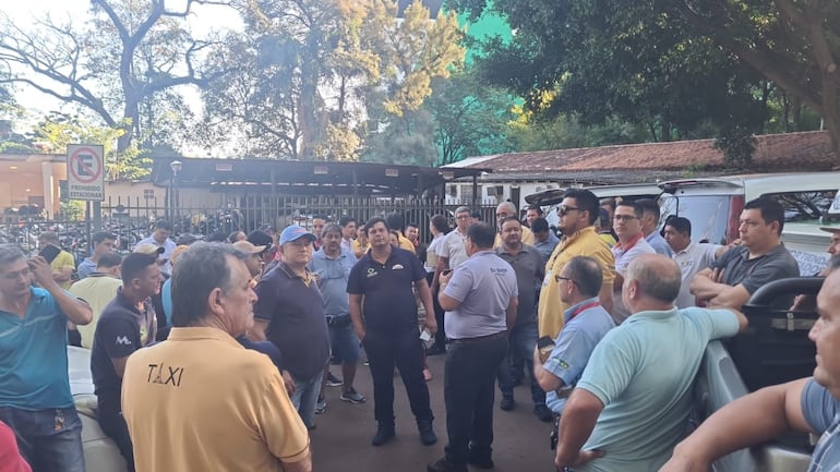 Los transportistas se reunieron con autoridades municipales en el corralón este lunes.