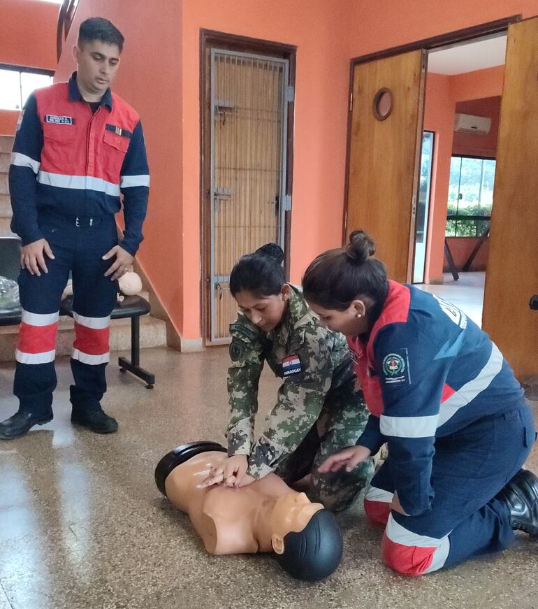 La bombera voluntaria, Shirley Paiva, durante un ejercicio de técnica de reanimación cardiopulmonar (RPC) con una reservista de la agrupación “Contralmirante Bozzano”, dependiente del Área Naval de Itapúa.