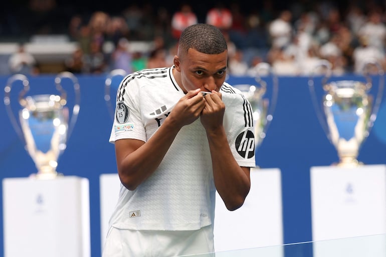 El francés Kylian Mbappé en la presentación como jugador del Real Madrid en el estadio Santiago Bernabéu, en Madrid, España. 