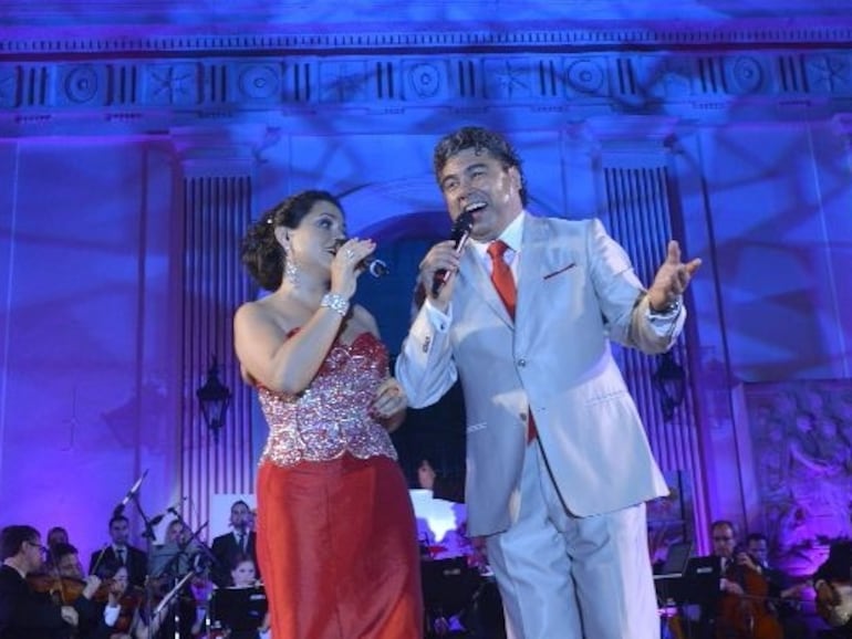 El tenor Jorge Castro (derecha) y su esposa, la soprano Emilia Recalde participarán del concierto "Romance sinfónico" en el Teatro Municipal de Asunción.