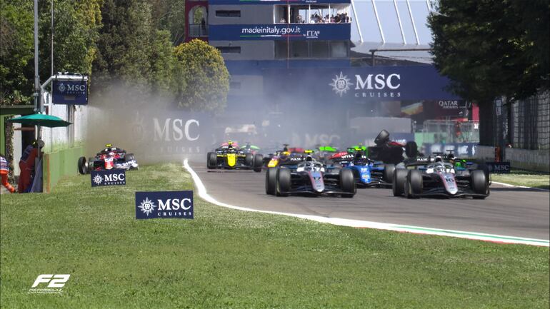 El accidente en el inicio de la carrera sprint de la Fórmula 2 en Imola, Italia.