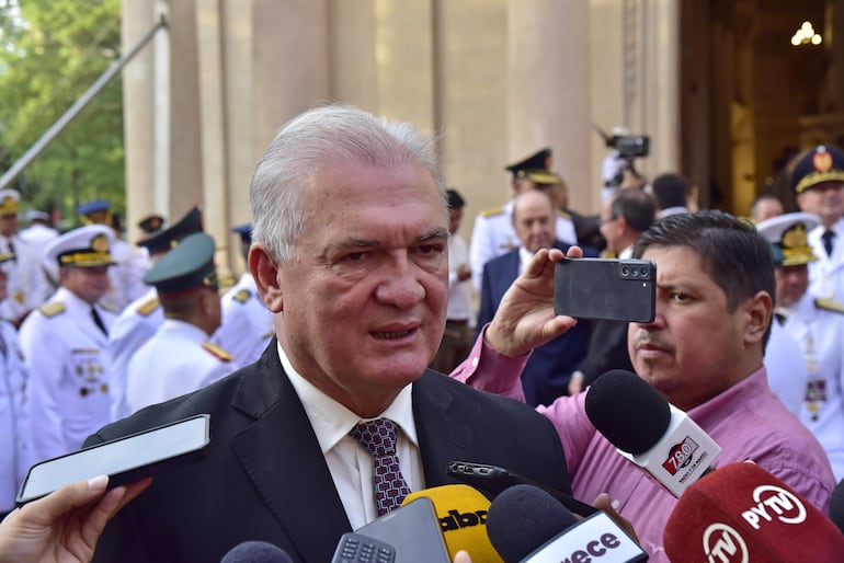 El fiscal general del Estado, Emiliano Rolón, participó hoy del acto oficial por el día de los héroes, en el Panteón.