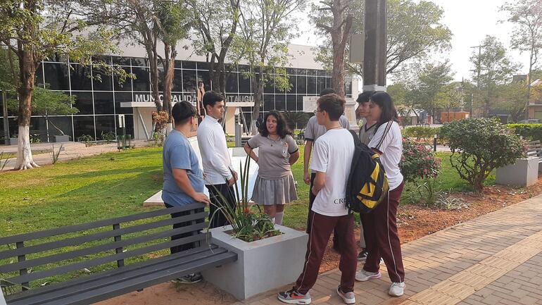 Estudiantes de Instituciones Educativas de Itauguá analizan la posibilidad de unirse a estudiantes de otras instituciones educativas del departamento Central para exigir la reposición del almuerzo escolar.