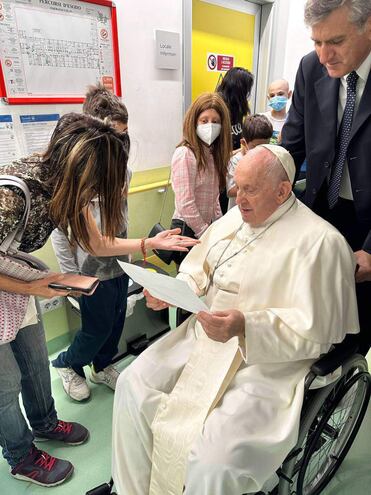 El papa Francisco recorre el pabellón pediátrico oncológico del hospital Gemelli, donde sigue internado tras una cirugía abdominal. El líder de la iglesia Católica saldrá de alta mañana.  (EFE/Vaticano)