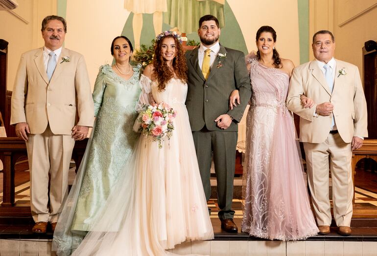 Los padrinos Alejandro Fabián Domaniczky Ayala y María Elizabeth Meza de Domaniczky; Silvia Salomón de Bittar y José Luis Bittar Berni. 