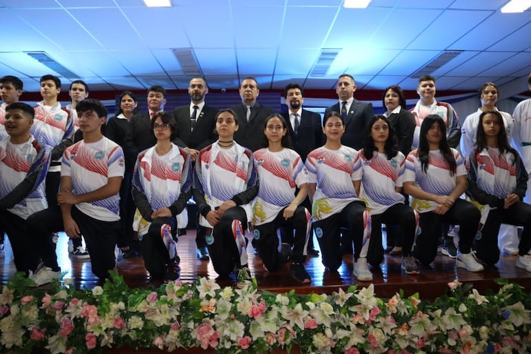 Parte de la delegación paraguaya que competirá en los Juegos Internacionales de TKD en la Coop. San Lorenzo.