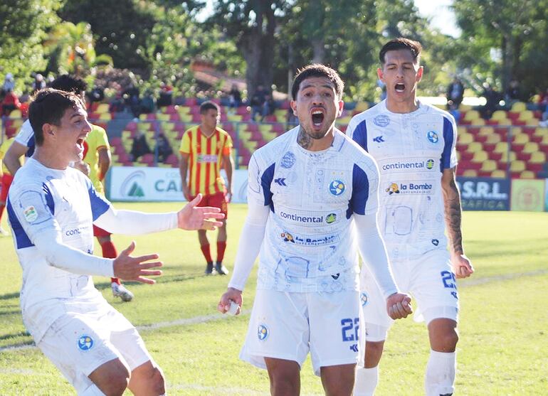 Grito de gol de Franco Aragón luego de anotar de penal, Alex Cáceres (i) y Lisandro Cabrera acompañan el festejo. (Foto: Sol de América)