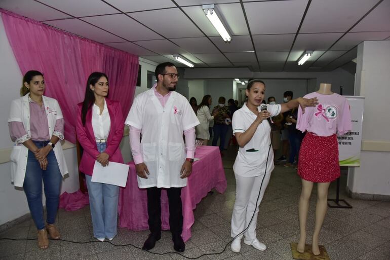 Demostración didáctica del autoexamen, en la Clínica Boquerón.