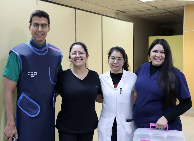 El equipo a cargo de la infusión del medicamento: residentes de cardiología clínica Cecilia Mendoza y Noelia Escobar, y María Jiménez de la organización Hipertensión Pulmonar Paraguay.