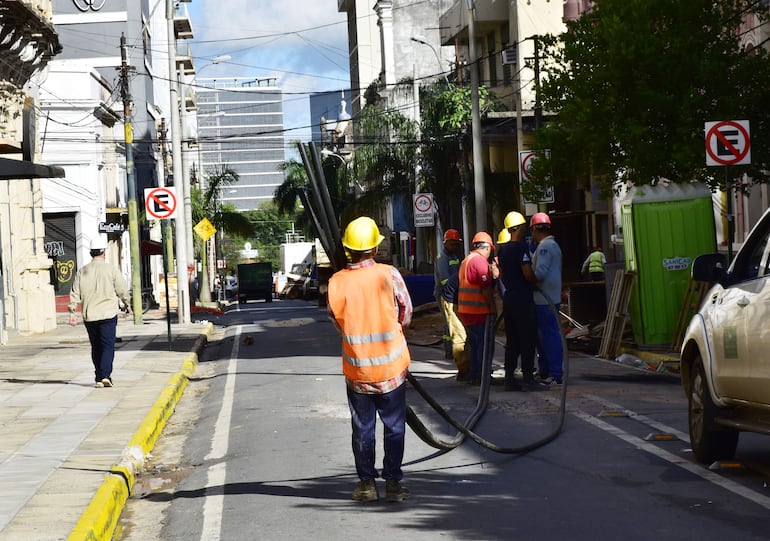 Ayer empezaron a colocar los cables  subterráneos de la calle Palma. Para mañana está previsto que se terminen las obras civiles.