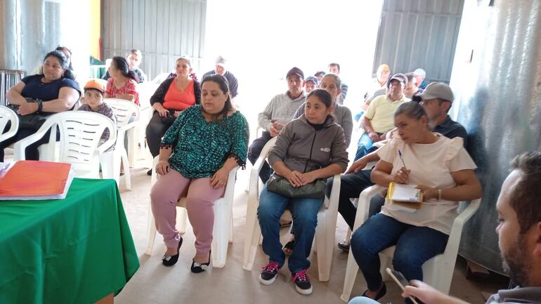 Algunos miembros trataban de captar durante la asamblea, algunos datos de la rendición presentada en papel sulfito.