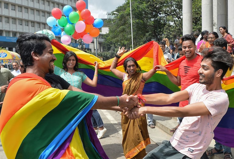 Miembros y simpatizantes de la comunidad de Lesbianas, Gays, Bisexuales y Transgénero (LGTB) celebran la decisión de la Corte Suprema de Justicia de Bangalore de abolir la prohibición de las relaciones homosexuales.