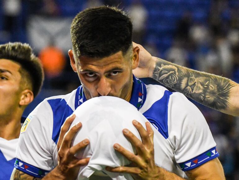 El paraguayo José Florentín, futbolista de Vélez Sarsfield, celebra un gol en el partido contra Atlético Tucumán por la Copa de la Liga Profesional de Argentina.