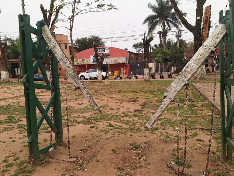 Las hamacas totalmente destruidas en el parque infantil de San Juan Nepomuceno.