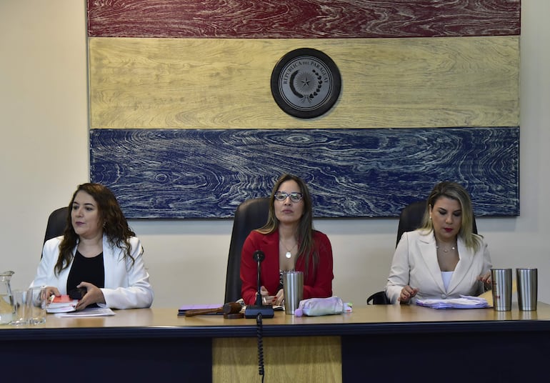 Las juezas Yolanda Morel (izq.), Karina Cáceres (presidenta) y Ana Rodríguez integran el Tribunal de Sentencia Especializado en Delitos Económicos.