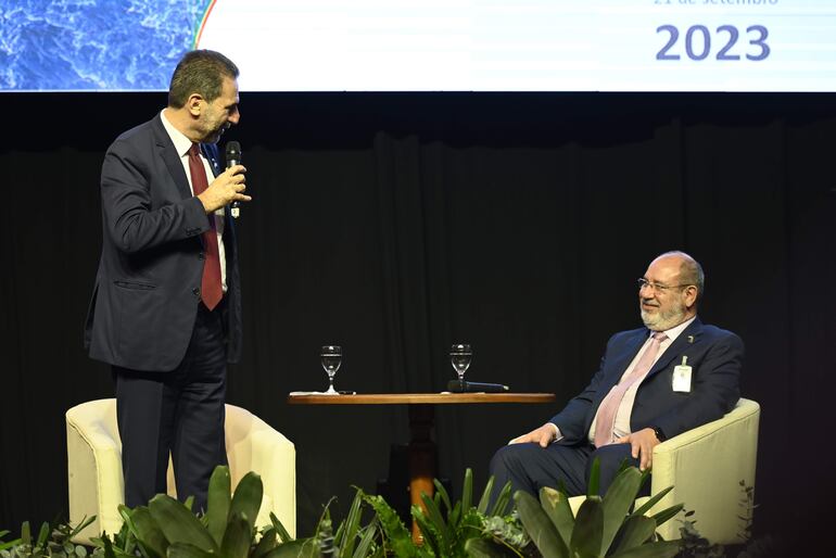 Los directores generales de Itaipú, Enio Verri y Justo Zacarías Irún, de Brasil y Paraguay, respectivamente, ayer durante la exposición de ambos sobre energías renovables en la Expo Paraguay Brasil, desarrollada en el Centro de Convenciones de la Conmebol.