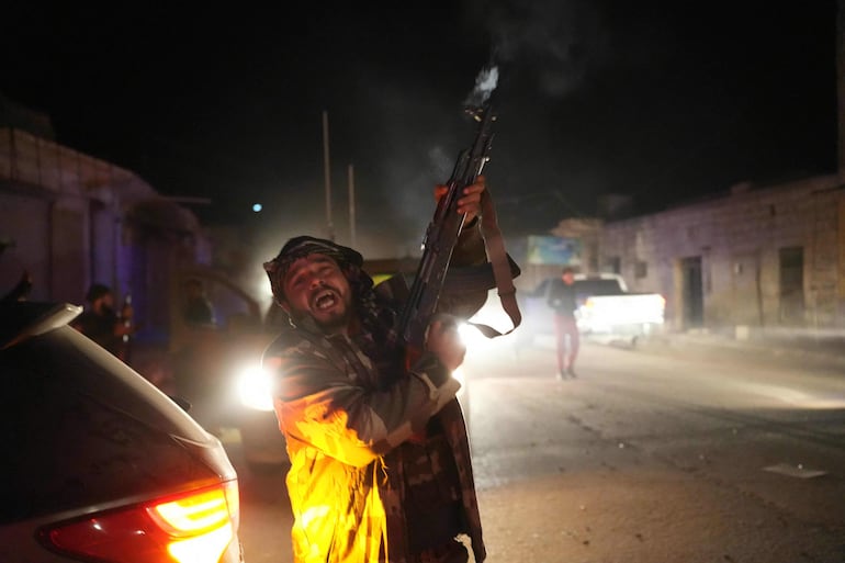 Un combatiente insurgente celebra la toma de la localidad de Tal Rifaat, en el norte de Siria, el domingo.
