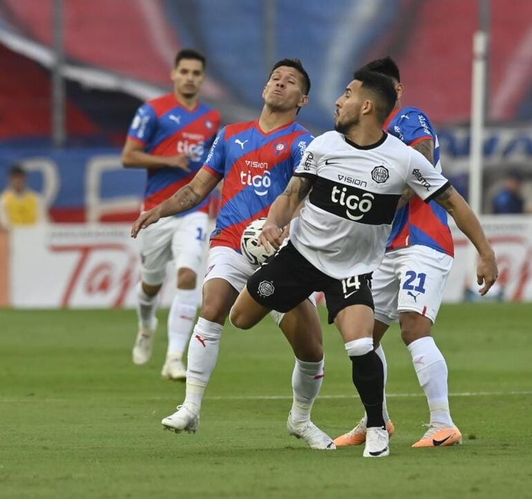 Cerro y Olimpia volvieron a empatar en el superclásico