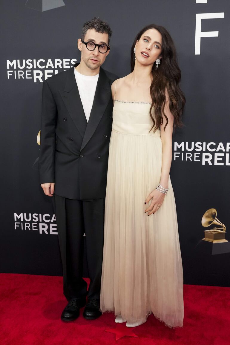 Jack Antonoff y Margaret Qualley llegaron así de juntitos a la ceremonia de gala de los Premios en Los Ángeles, California. (EFE/EPA/ALLISON DINNER)
