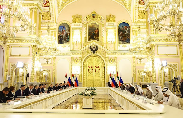 El equipo del presidente ruso Vladimir Putin junto a la delegación emiratí liderada por el presidente Sheikh Mohamed bin Zayed Al Nahyan.