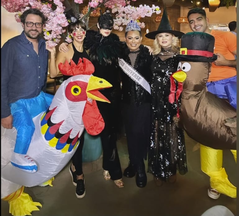 Nadia Ferreira y Ludy Ferreira rodeadas de los amigos con quienes disfrutaron la velada de Halloween en un restó mexicano en Miami. (Captura de la historia de Instagram de Ludy Ferreira)