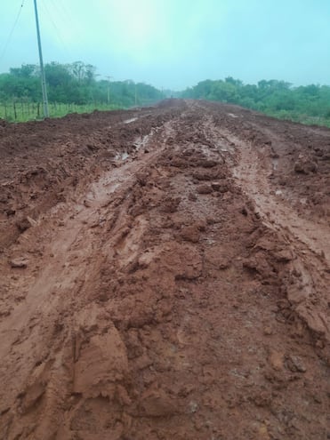 Este camino de Abai-Tuna, en la zona de la compañía Capiitindy, dificulta el tránsito de camiones de gran porte.